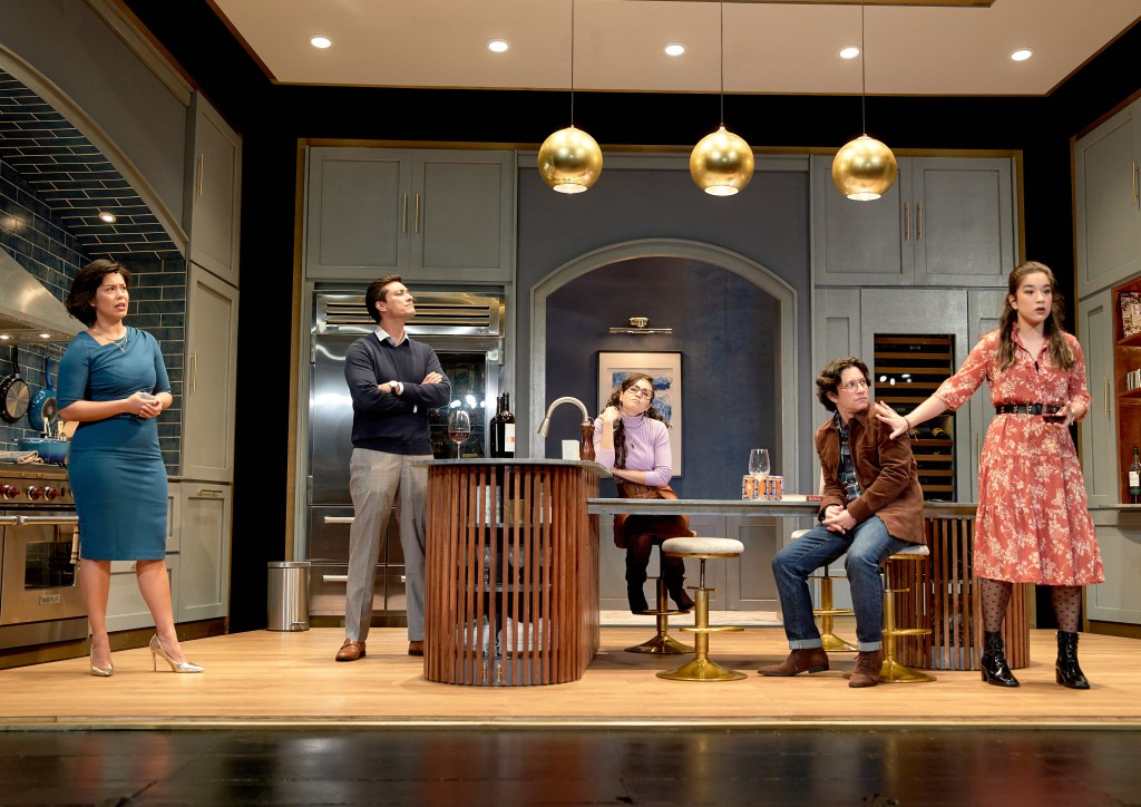 Jess, Mat, Karen dan Simon mendengar luahan hati Annie di atas pentas Muswell Hill.