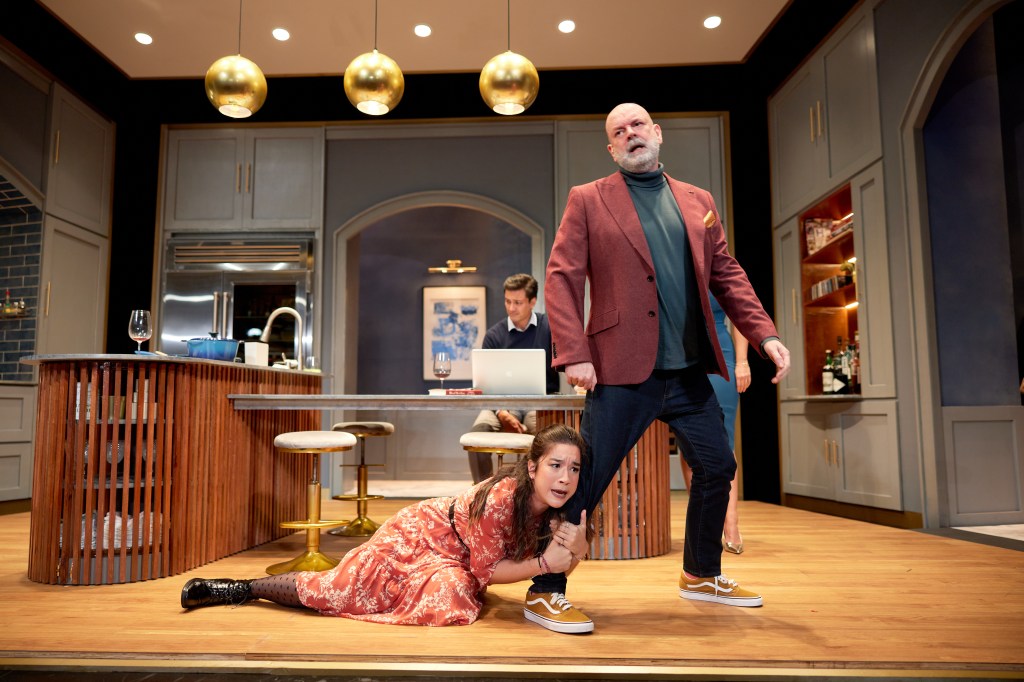 Annie merayu kepada Tony agar tidak meninggalkannya